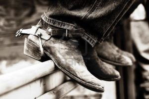 612530-rodeo-cowboy--39-esperienza-stivali-e-speroni-a-un-ferro-da-stiro-ferrovia-shallow-messa-a-fuoco-alt